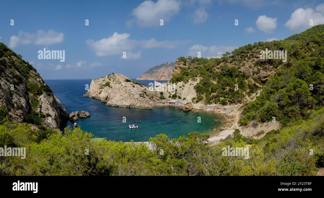 Es Portitxol plage, crique de pierre, municipalité de Sant Joan de Labritja, Ibiza, Îles Baléares, Espagne Banque D'Images