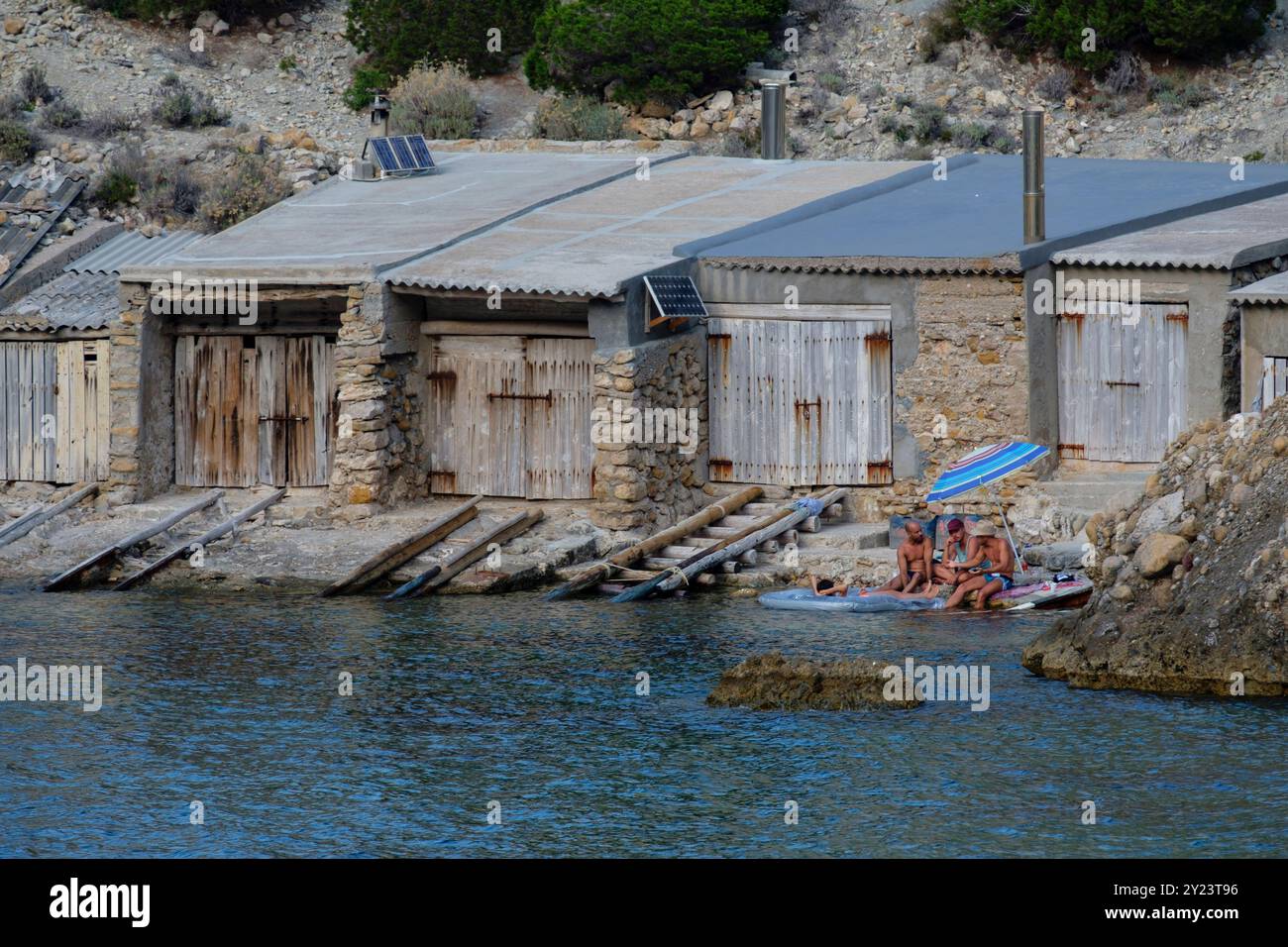 Cabanes à bateaux, es Portitxol, municipalité de Sant Joan de Labritja, Ibiza, Îles Baléares, Espagne Banque D'Images