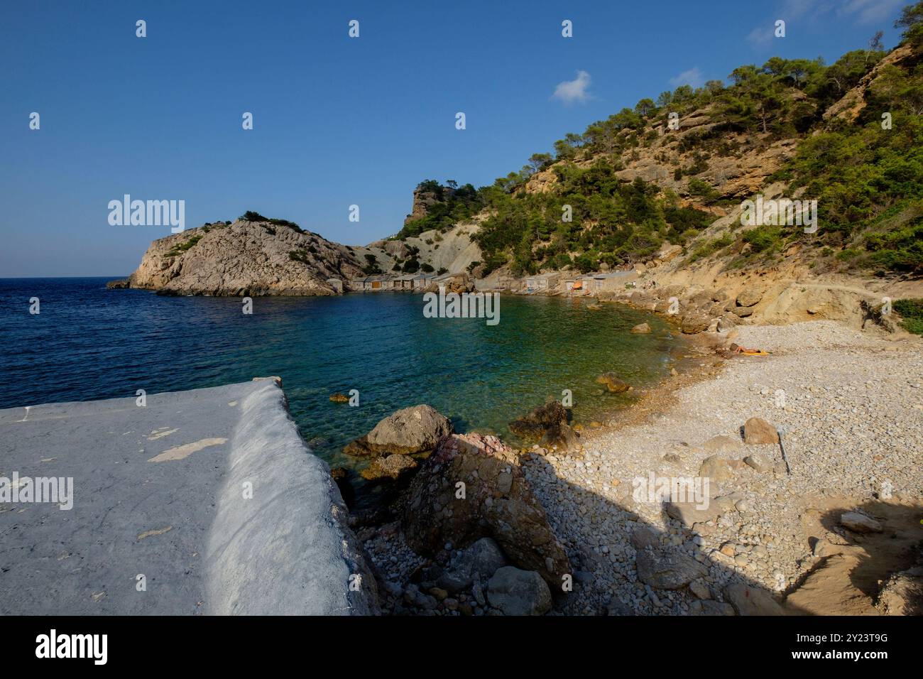 Es Portitxol plage, crique de pierre, municipalité de Sant Joan de Labritja, Ibiza, Îles Baléares, Espagne Banque D'Images