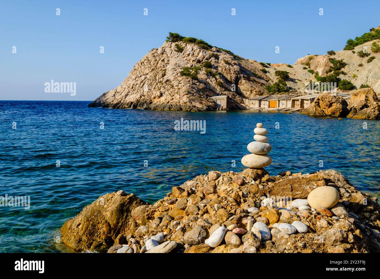 Es Portitxol plage, crique de pierre, municipalité de Sant Joan de Labritja, Ibiza, Îles Baléares, Espagne Banque D'Images