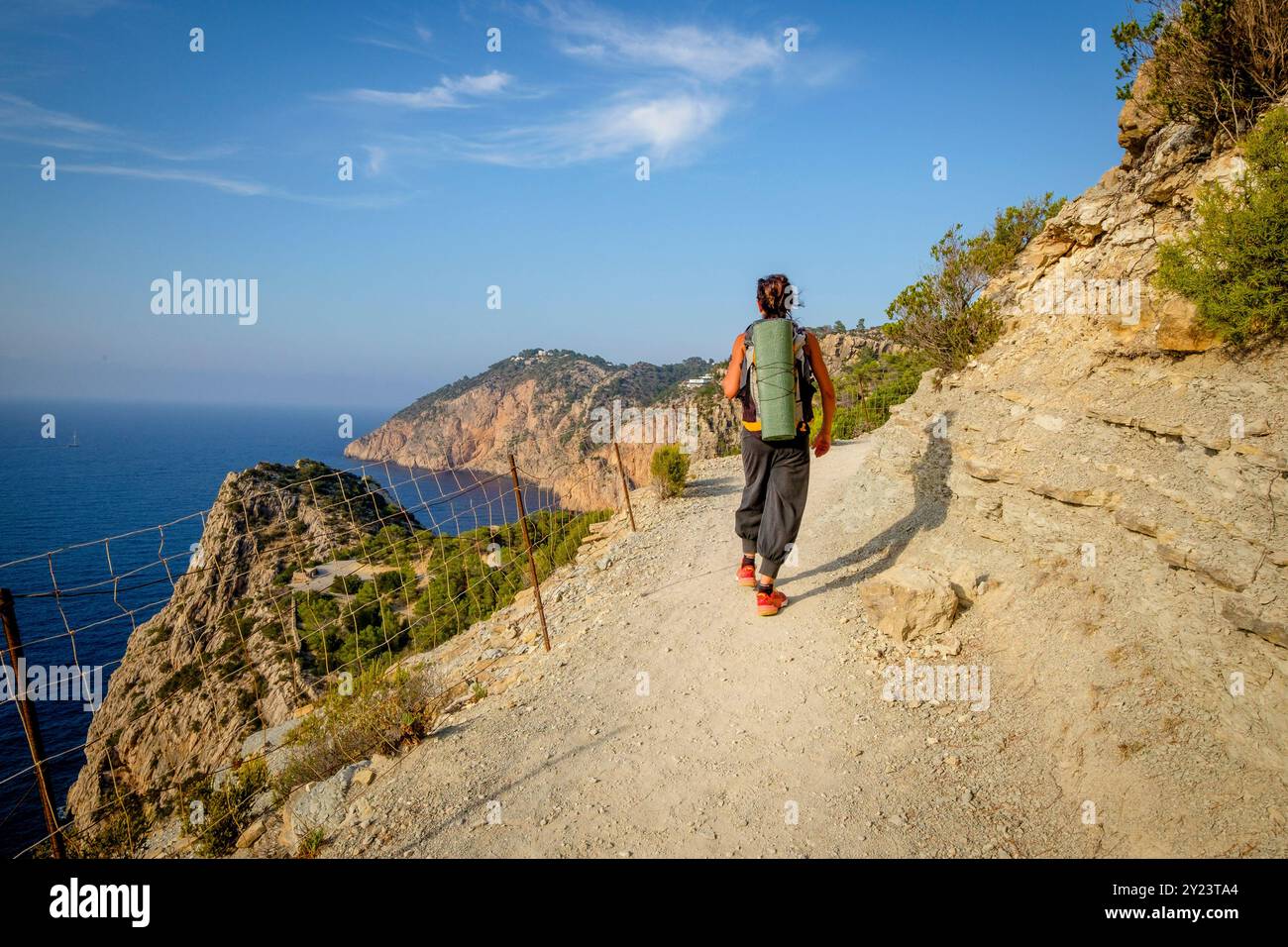Randonneur sur le sentier es Portitxol, Sant Joan de Labritja municipalité, Ibiza, Îles Baléares, Espagne Banque D'Images