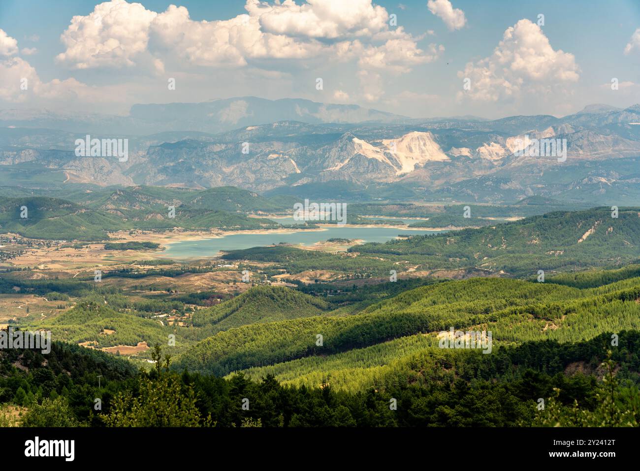 Vue panoramique aérienne du lac du barrage de Karacaoren sur la route Antalya - Isparta Banque D'Images