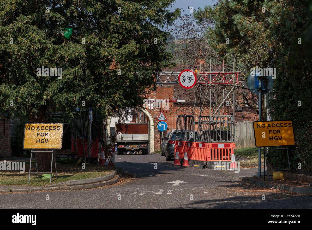 Dorking, Surrey, UK- 09-01-2024 : une restriction temporaire de hauteur d'échafaudage pour rappeler aux véhicules poids lourds qu'en raison d'une période de travaux routiers locaux. Banque D'Images
