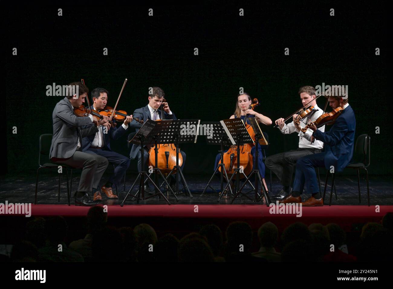 Konzert des Clevaland Orchestra Blossom Quartet and Friends im Stadttheater Gmunden, im Rahmen der skf, AM 03.09.2024. DAS Bild Zeigt Musiker des Cleveland Orchestra Blossom Quartet während des Konzertes in Gmunden Stephen Tavani, Yun-Ting Lee, Dane Johansen, Tanya Ell Woolfrey, William Bendeer, Wesley Collins 2024 - Konzert des Clevaland Orchestra Blossom Quartet and Friends im Stadttheater Gmunden, im Rahmen der skf, AM 03.09.2024. *** Concert du Clevaland Orchestra Blossom Quartet et amis au Stadttheater Gmunden, dans le cadre du skf, le 03 09 2024 L'image montre des musiciens de t Banque D'Images