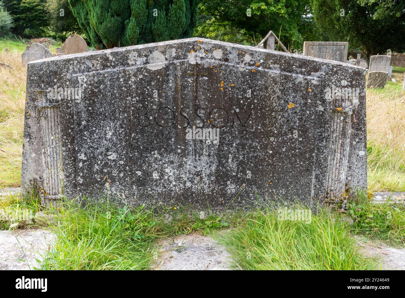 Mémorial de la famille Bossom dans le cimetière de jeudi, Surrey, Angleterre, Royaume-Uni. Deux membres de la famille ont été tués dans un accident d'avion léger. Banque D'Images