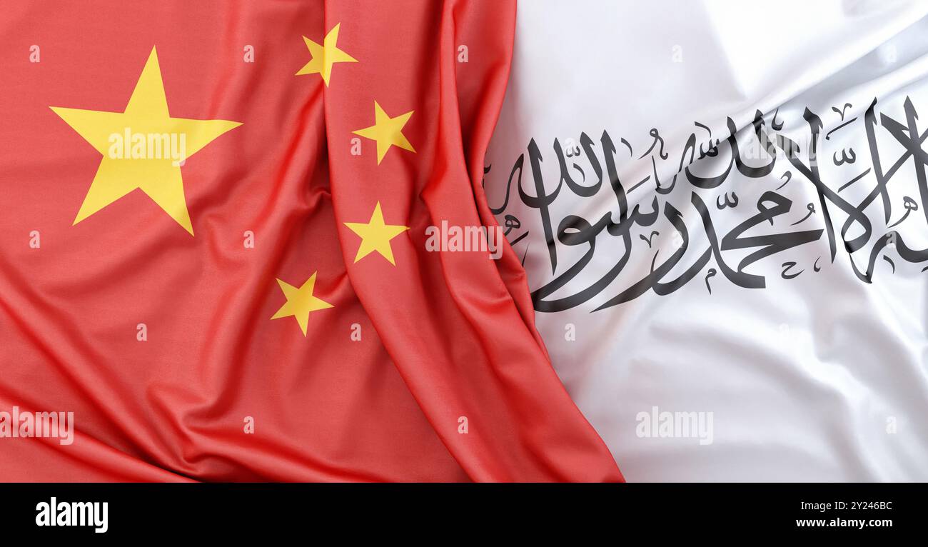 Texture de tissu du drapeau de la Chine à côté du drapeau de l'Émirat islamique d'Afghanistan représentant la relation politique. Rendu 3D. Banque D'Images