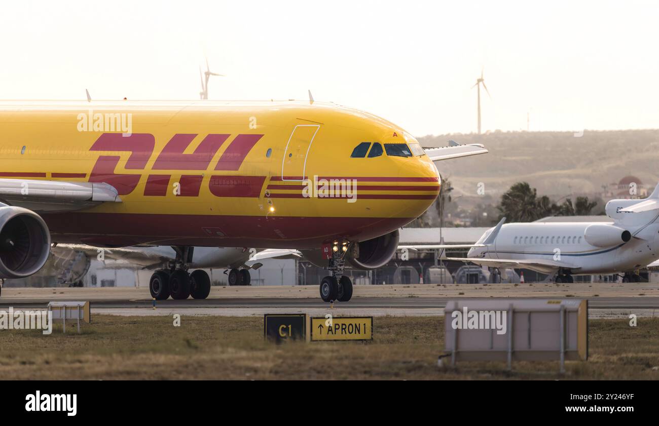 Larnaca, Chypre - 24 mai 2024 : avion cargo DHL sur la piste de l'aéroport de Larnaca, prêt pour le décollage Banque D'Images