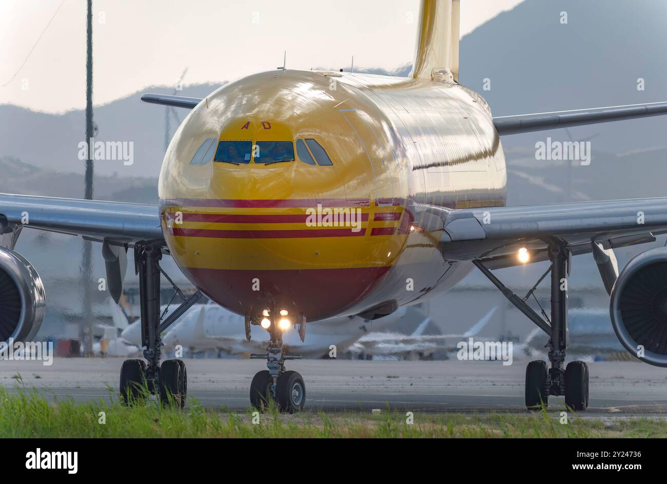 Larnaca, Chypre - 24 mai 2024 : avion cargo DHL sur la piste de l'aéroport de Larnaca, prêt pour le décollage Banque D'Images