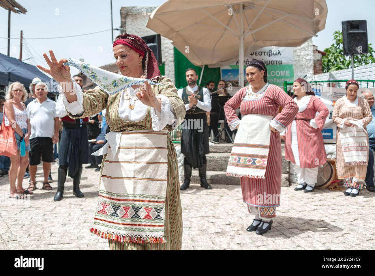 Dora (Dhora), district de Limassol, Chypre - 28 mai 2023 : scène animée capturant l'esprit dynamique d'un festival chypriote traditionnel dans le village de Dora Banque D'Images