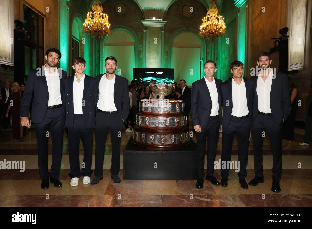 Bologna, Italia - Cronaca - 8 Settembre 2024 - serata di gala per inizio turno della Coppa Davis di tennis in programma all’Unipol Arena - LA SQUADRA DELL’ITALIA - (photo Michele Nucci / LaPresse) Actualités - Bologne, Italie - 08 septembre 2024 - soirée de gala pour le départ de la Coupe Davis Arena - (photo Michele Nucci / LaPresse) Banque D'Images