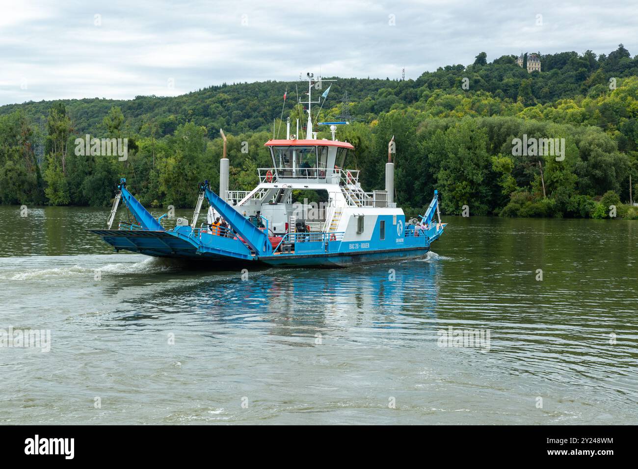 Un ferry gratuit relie la Bouille à Sahurs en passant par la Seine, la Bouille, Normandie, France Banque D'Images