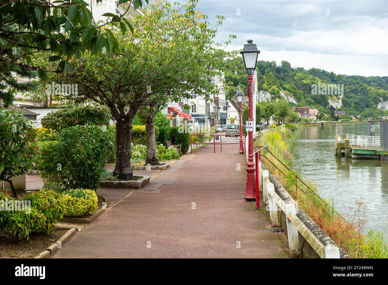 Un sentier en bord de mer le long de la Seine dans le village pittoresque de la Bouille, Normandie, France Banque D'Images