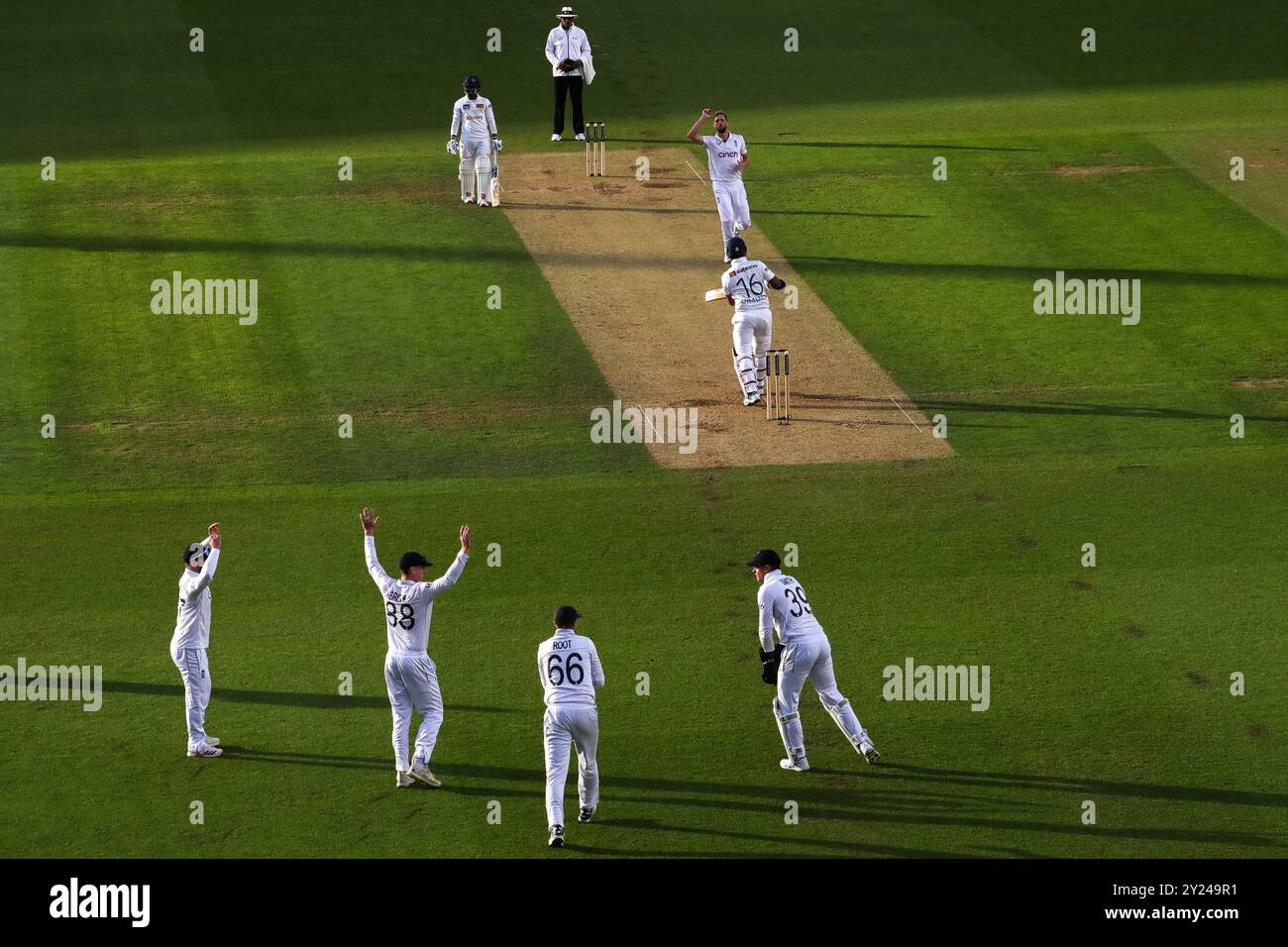 Londres, Angleterre. 8 septembre 2024. Chris Woakes de l'Angleterre joue contre Dimuth Karunaratne du Sri Lanka lors du troisième test match masculin de Rothesay jour 3 entre l'Angleterre et le Sri Lanka au Kia Oval. Crédit : Ben Whitley/Alamy Live News Banque D'Images