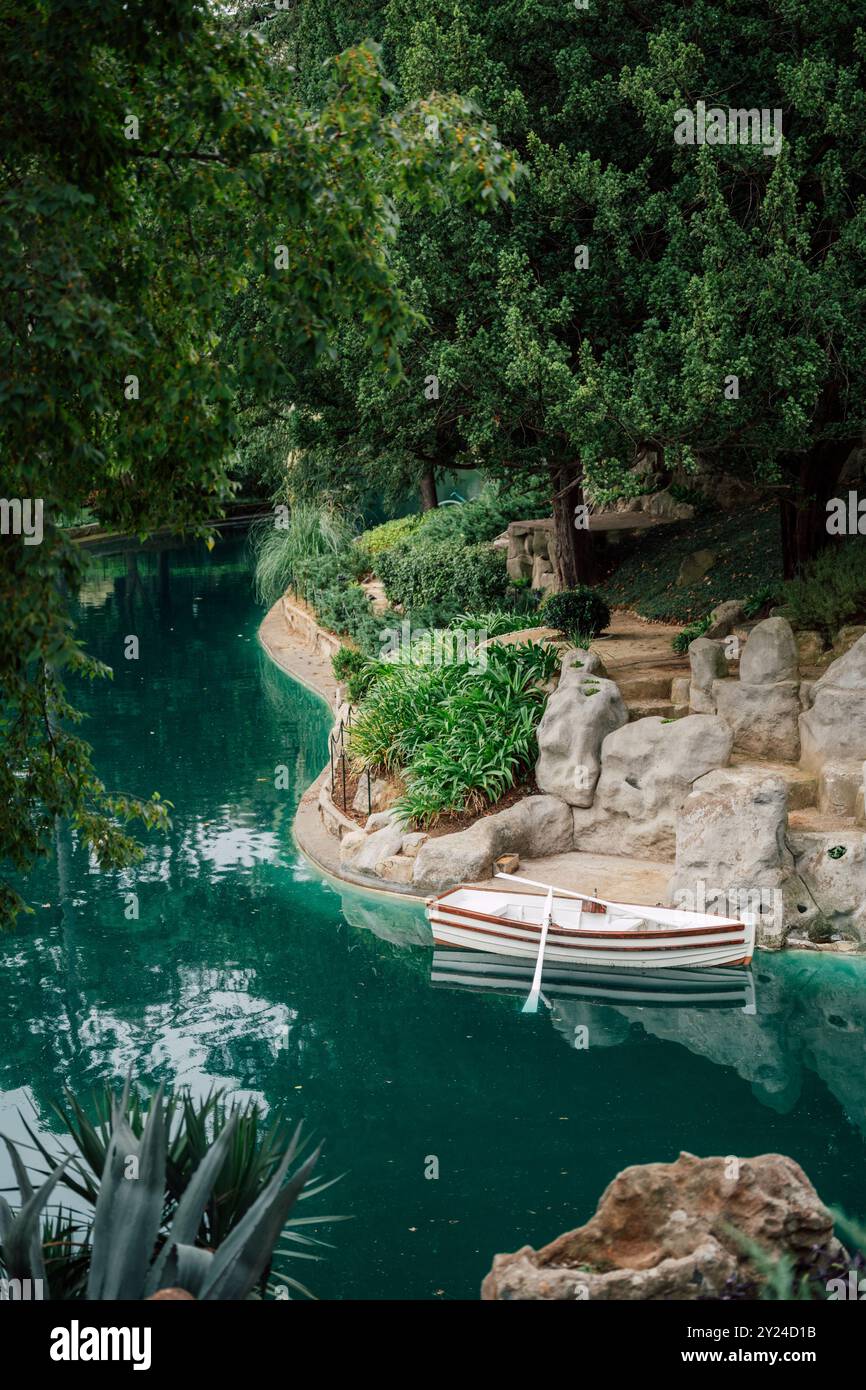 Étang avec un bateau dans le jardin du Palais Yildiz à Istanbul Banque D'Images