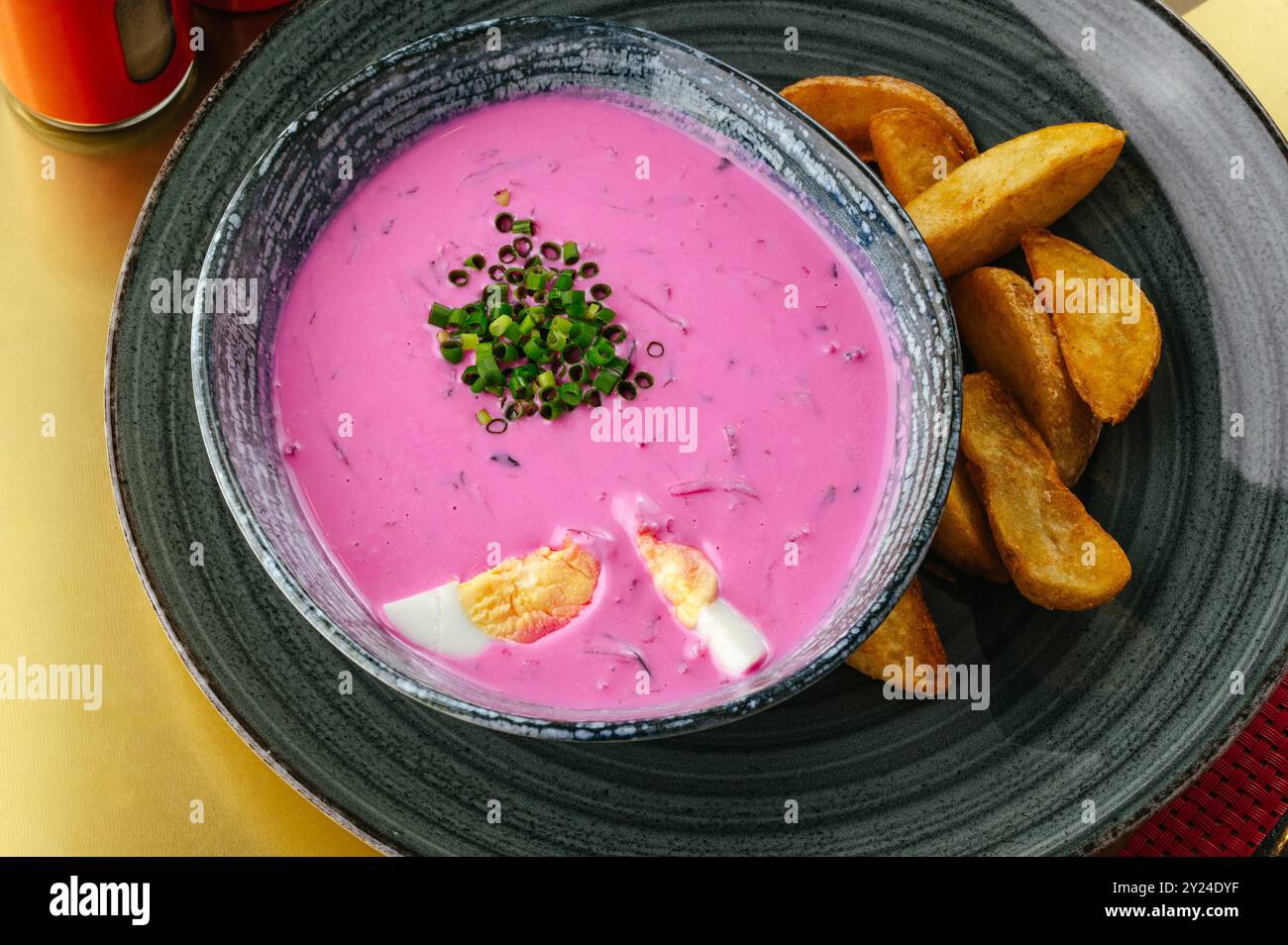 soupe froide à la betterave, oeuf dans un bol Banque D'Images