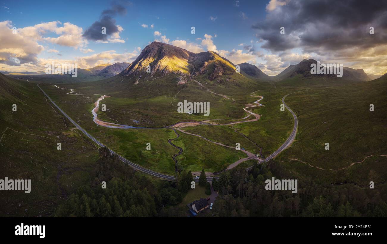 Vue aérienne de Glencoe Valley en Écosse au coucher du soleil Banque D'Images