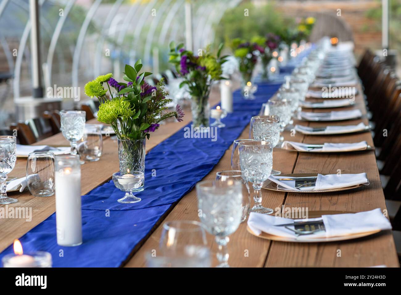 Longue table commune pour le service de dîner Banque D'Images