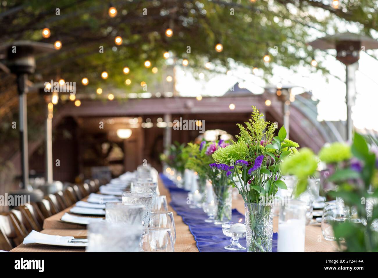 Longue table commune pour le service de dîner Banque D'Images