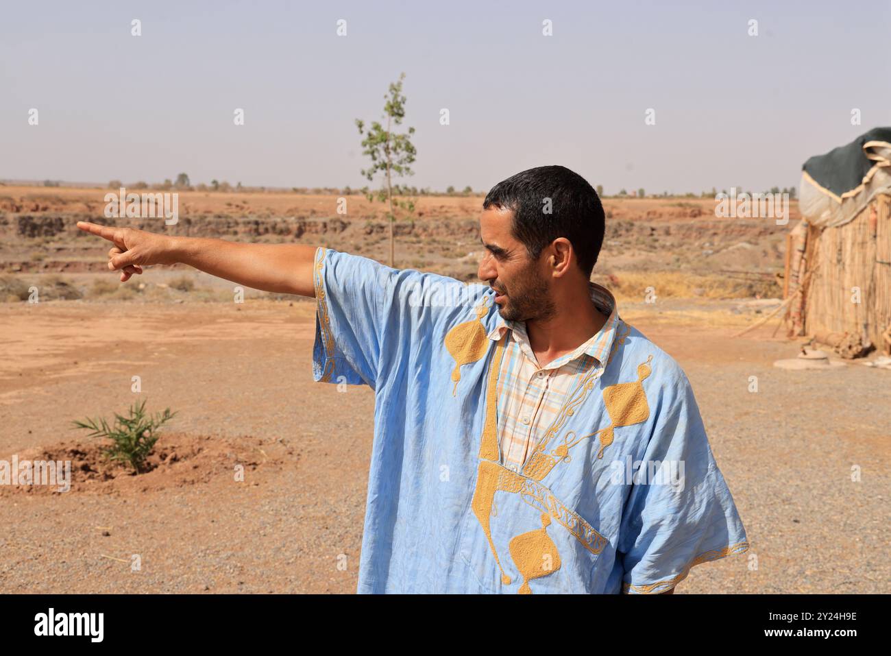 Camp nomade avec dromadaires et chauffeur de chameaux dans la campagne désertique près du moyen Atlas au Maroc. Maroc, Afrique du Nord. Crédit : photo par Hug Banque D'Images