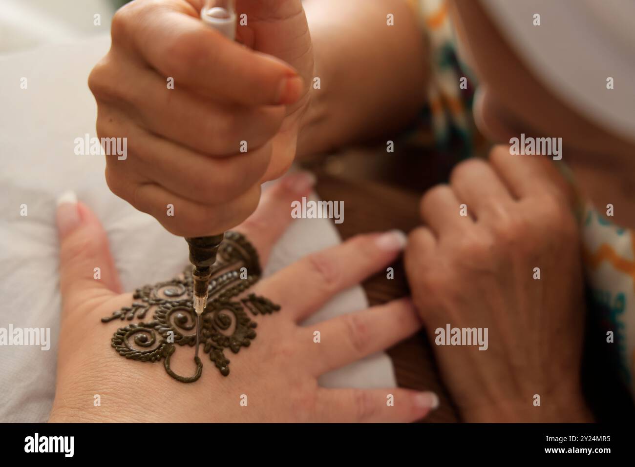 Tatouage temporaire des mains de femme au henné dans la région de Marrakech au Maroc. Marrakech, Maroc, Afrique du Nord. Crédit : photo de Hugo Martin/Alamy. Banque D'Images