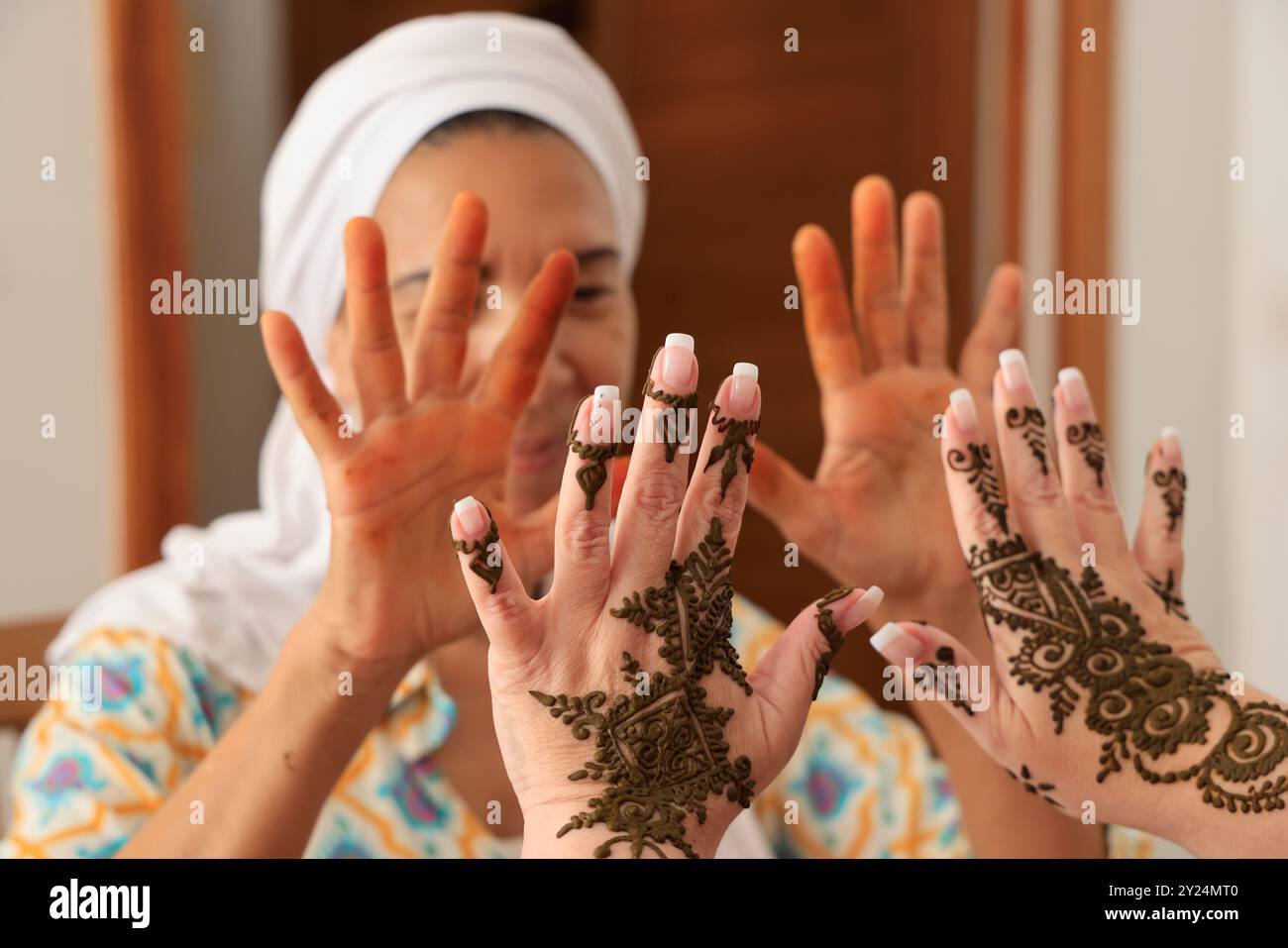 Tatouage temporaire des mains de femme au henné dans la région de Marrakech au Maroc. Marrakech, Maroc, Afrique du Nord. Crédit : photo de Hugo Martin/Alamy. Banque D'Images