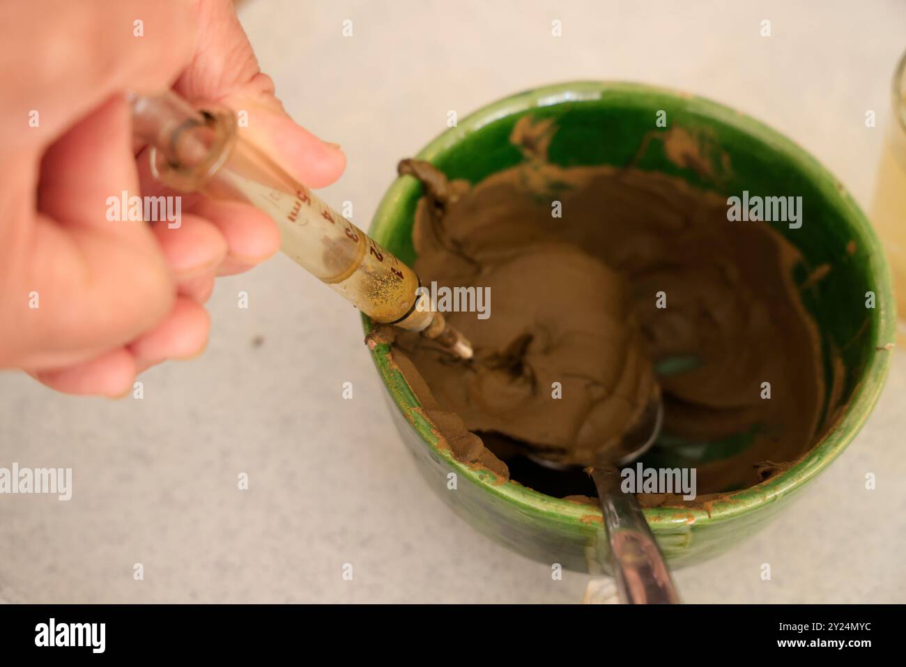 Tatouage temporaire des mains de femme au henné dans la région de Marrakech au Maroc. Marrakech, Maroc, Afrique du Nord. Crédit : photo de Hugo Martin/Alamy. Banque D'Images