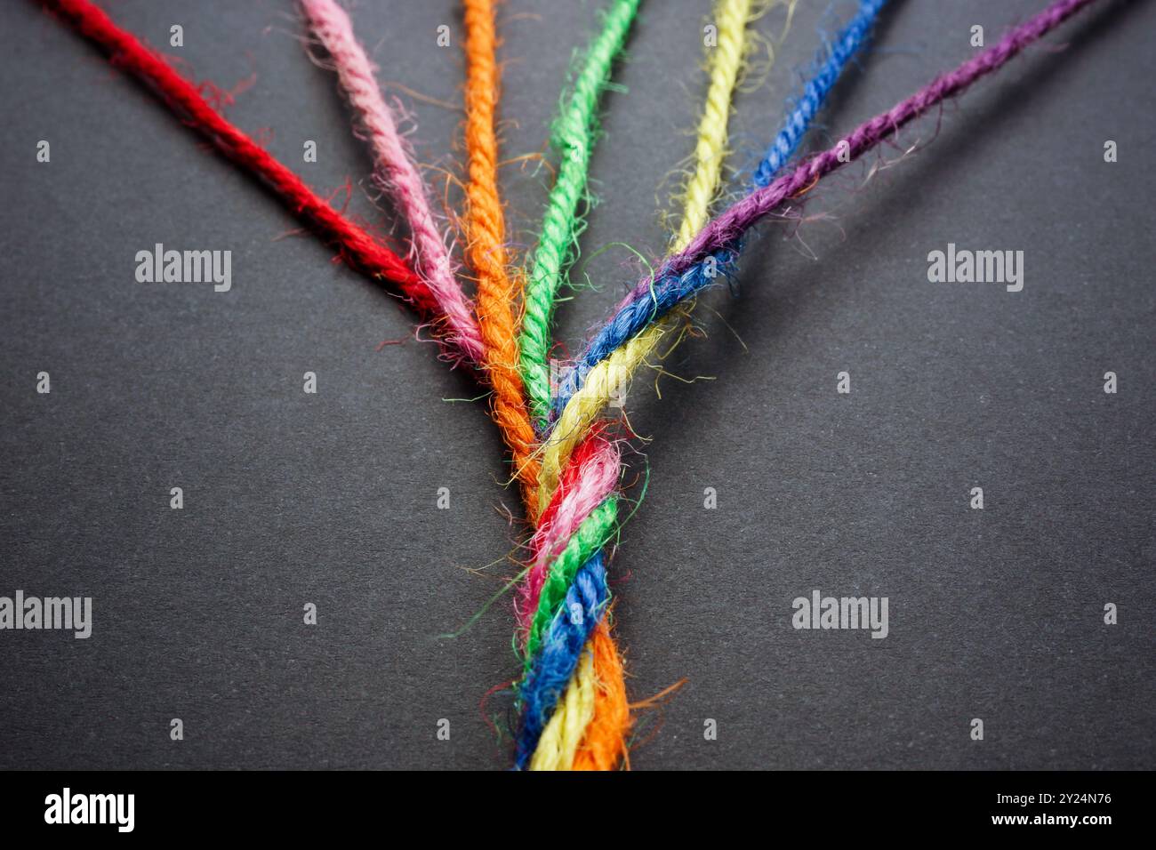 Des fils colorés tordus en corde comme symbole de créativité ou de collaboration en équipe. Banque D'Images