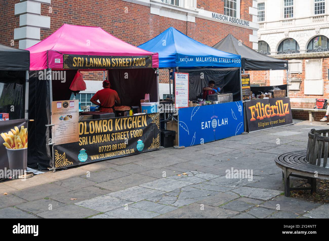 Stands de nourriture de rue dans le marché mis en place dans la cour de l'église St James Piccadilly Banque D'Images