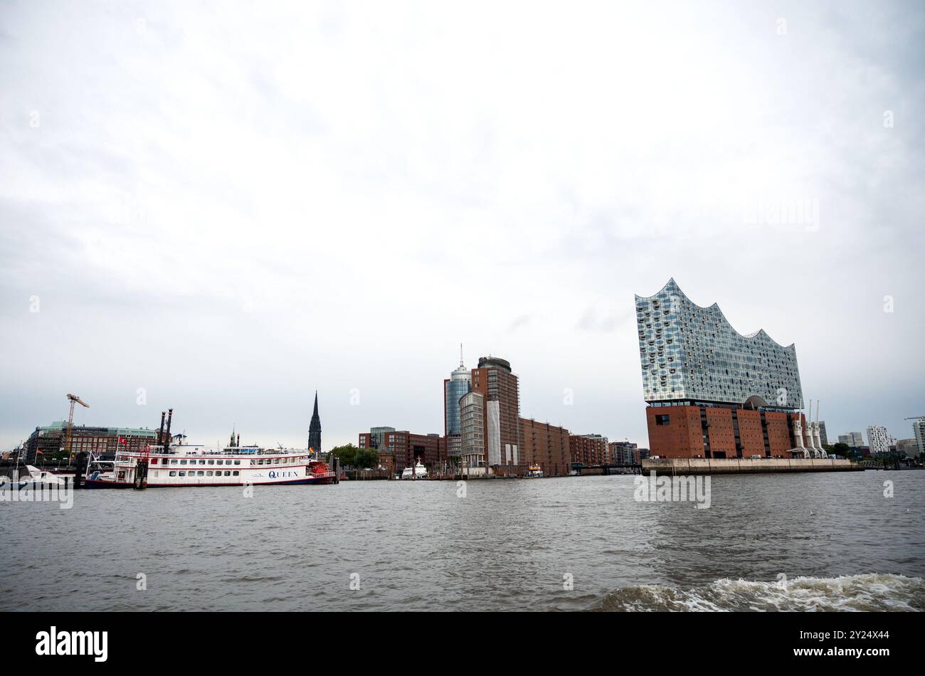 Hambourg, Allemagne. 09th Sep, 2024. Les nuages dérivent le long de l'Elbe dans le port de Hambourg au-dessus du Landungsbrücken et de l'Elbphilharmonie. Crédit : Daniel Bockwoldt/dpa/Alamy Live News Banque D'Images