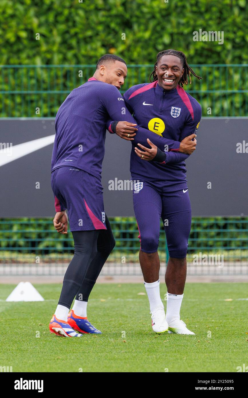 Enfield, Royaume-Uni. 09th Sep, 2024. L'attaquant anglais Eberechi Eze et le défenseur anglais Ezri Konsa lors de la séance d'entraînement en Angleterre avant le match de Finlande au terrain d'entraînement de Tottenham Hotspur, Enfield, Angleterre, Royaume-Uni le 9 septembre 2024 crédit : Every second Media/Alamy Live News Banque D'Images