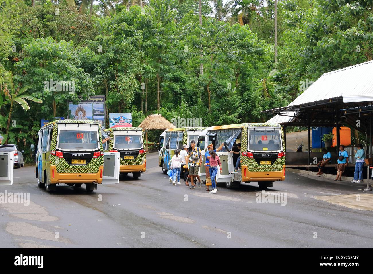 Bali en Indonésie - 05 février 2024 : des gens en route pour le temple Lempuyang Luhur à Bali Banque D'Images