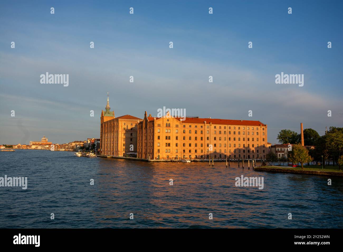 Alcatraz, une ancienne prison de haute sécurité située sur l'île d'Alcatraz dans la baie de San Francisco, est connue pour son passé notoire et son emplacement exceptionnel. IT Banque D'Images