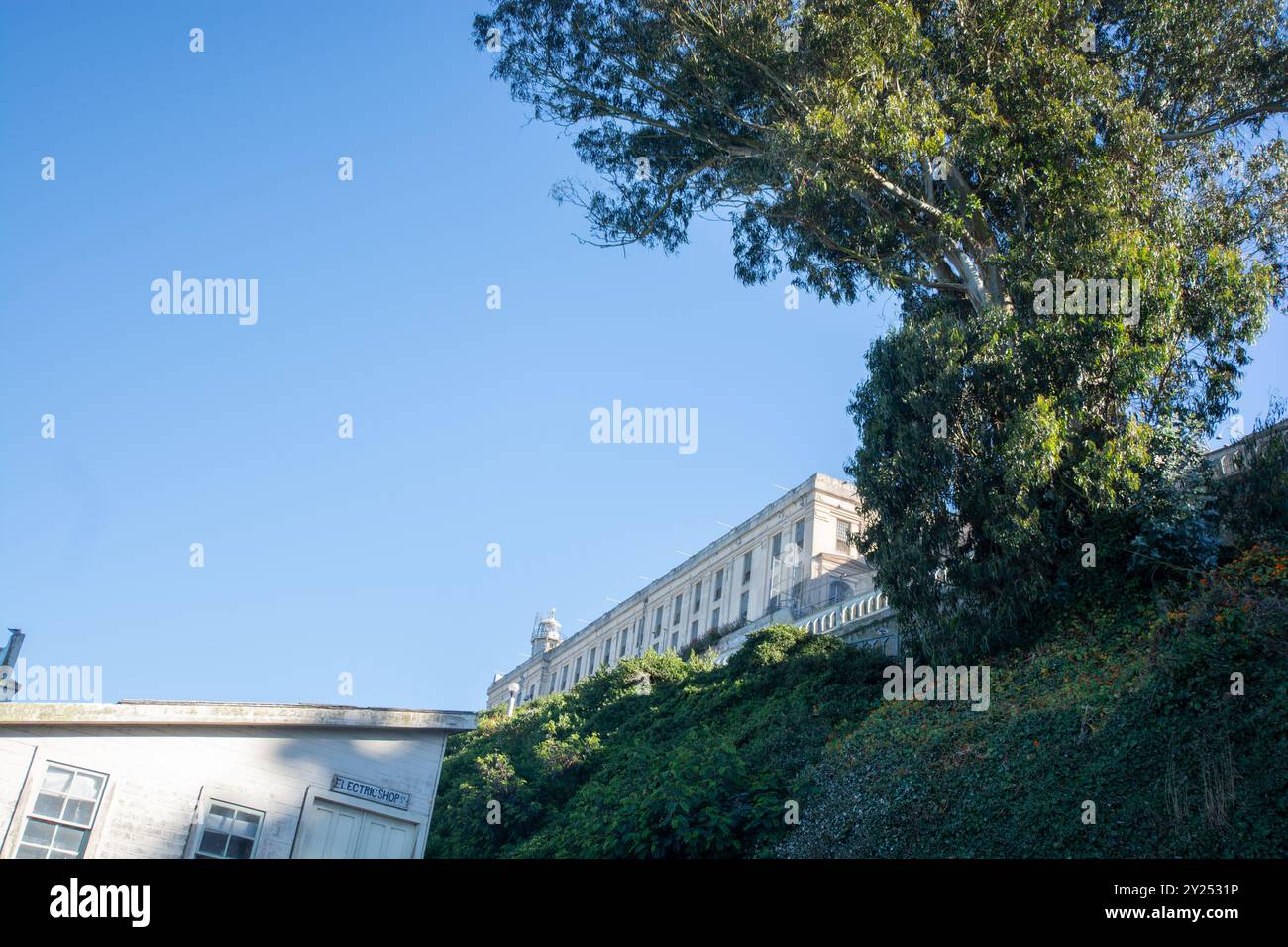 Alcatraz, une ancienne prison de haute sécurité située sur l'île d'Alcatraz dans la baie de San Francisco, est connue pour son passé notoire et son emplacement exceptionnel. IT Banque D'Images