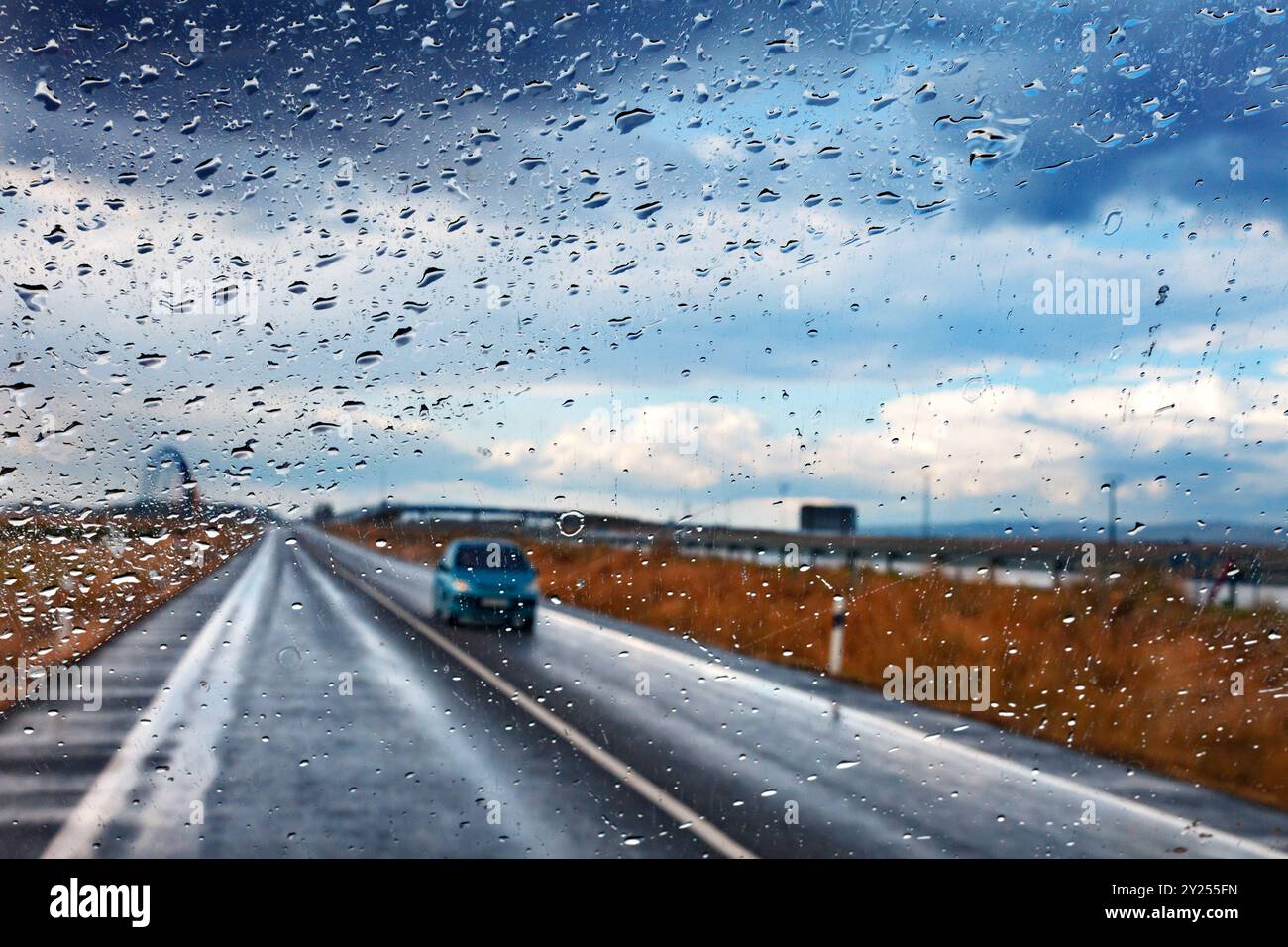 Image abstraite de la voiture et de la route à travers le Window.car et la route dans le jour orageux.concept de conduite de sécurité. Banque D'Images