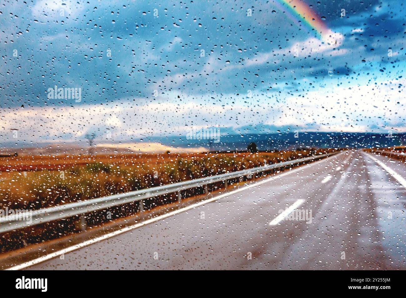 Image abstraite de la voiture et de la route à travers le Window.car et la route dans le jour orageux.concept de conduite de sécurité. Banque D'Images