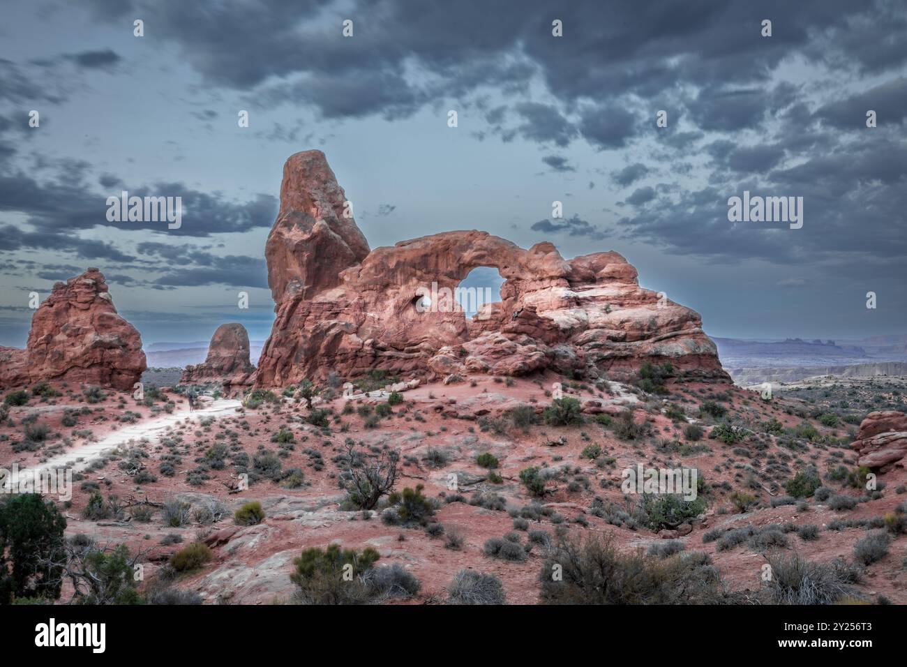 L'arche de la tourelle dans le parc national des Arches au crépuscule, Utah États-Unis Banque D'Images