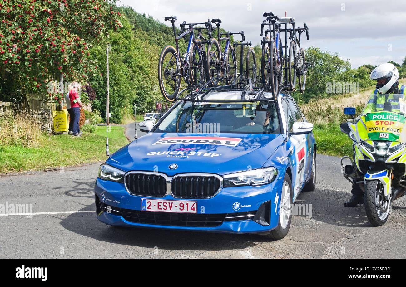 Voiture de l'équipe Soudal Quickstep avec motos cyclistes sur le toit, tournant sur le départ de Scotts View King of the Mountains Climb, étape 1 Men's Tour of Britain 2024 Banque D'Images