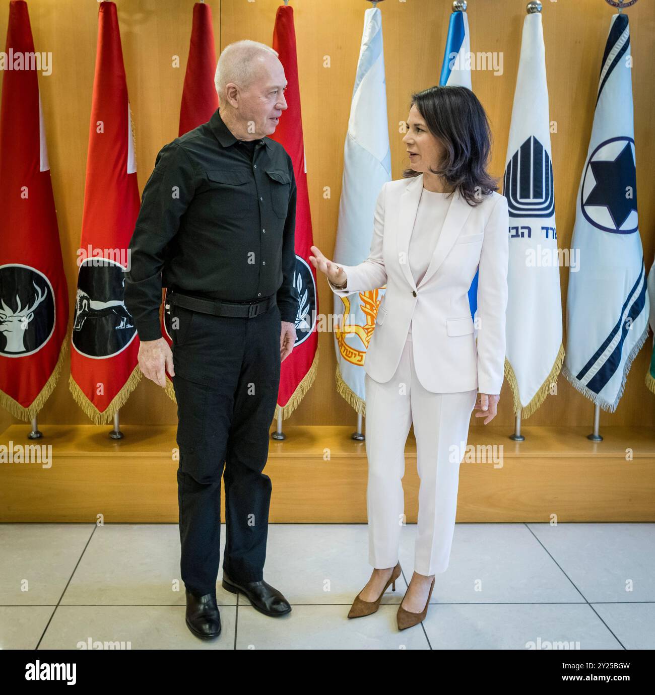 Tel Aviv, Israël. 06 septembre 2024. Annalena Baerbock (Alliance 90/les Verts), ministre fédérale des Affaires étrangères, photographiée lors d’un voyage de deux jours au moyen-Orient. Ici, elle rencontre le ministre de la Défense Yoav Gallant à tel Aviv. « Photographié au nom du ministère fédéral des Affaires étrangères » crédit : dpa/Alamy Live News Banque D'Images