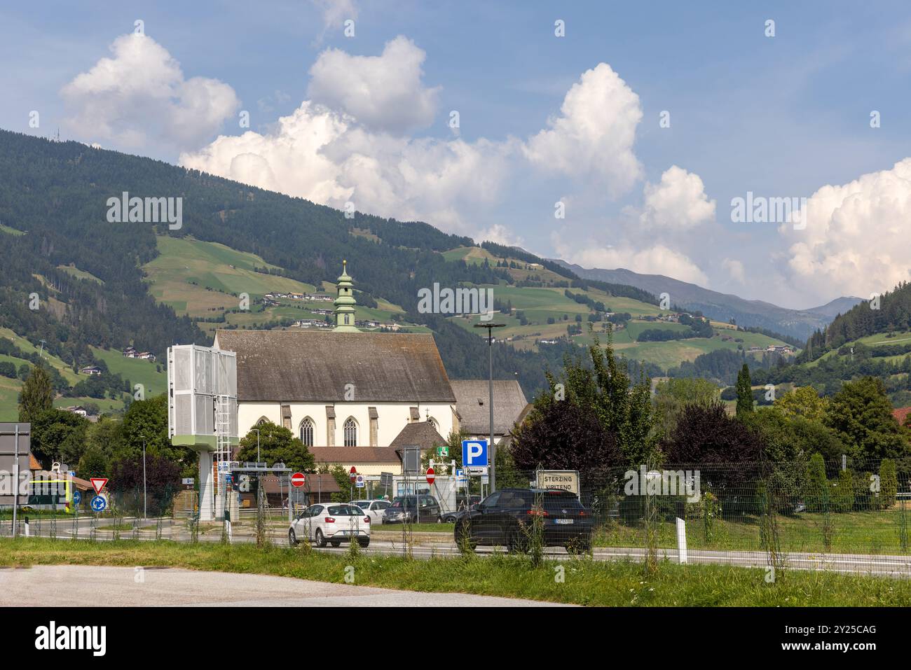 Ville de Bolzano dans le nord de l'Italie avec les Alpes européennes en arrière-plan Banque D'Images