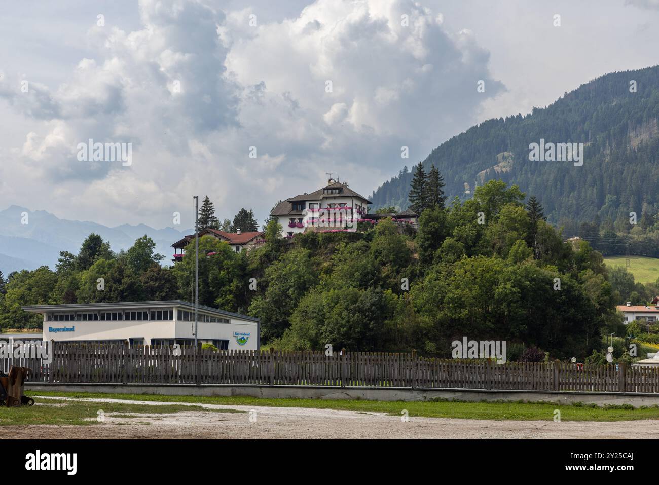 Ville de Bolzano dans le nord de l'Italie avec les Alpes européennes en arrière-plan Banque D'Images