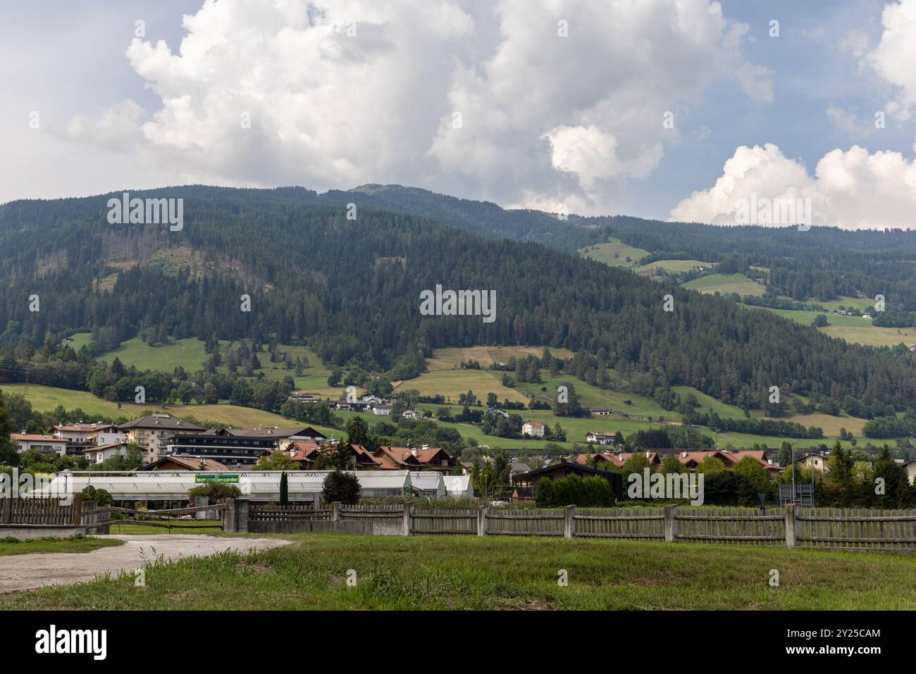 Ville de Bolzano dans le nord de l'Italie avec les Alpes européennes en arrière-plan Banque D'Images