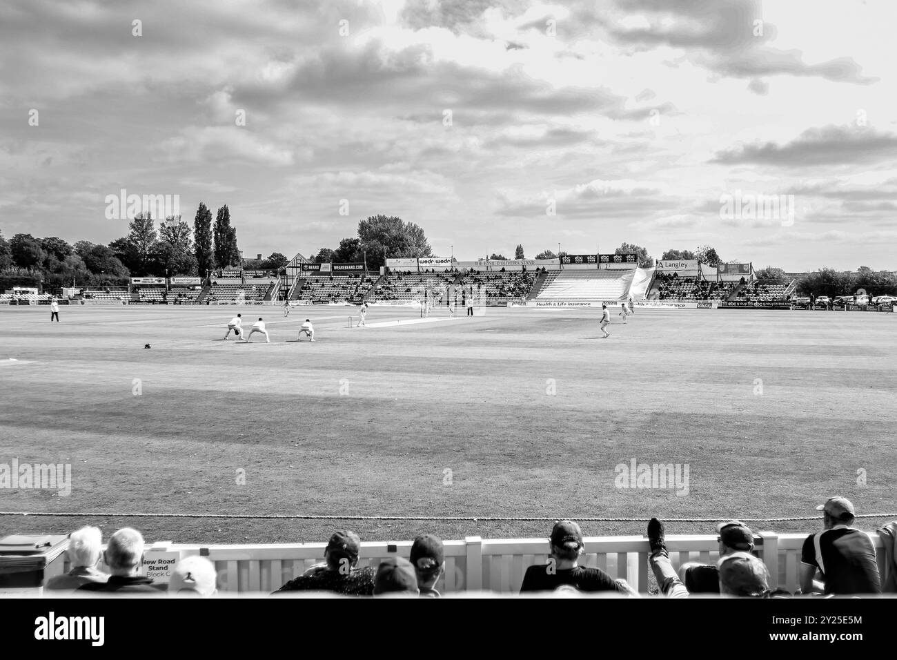Prise à Worcester, Royaume-Uni le 09 septembre 2024 au Worcestershire County Cricket Club, New Road, Worcester est une vue grand angle du jeu en tant que #22, Chris Rushworth de Warwickshire Bowls à #54, Adam Hose de Worcestershire pendant le match de championnat du comté de vitalité 2024 entre Worcestershire CCC & Warwickshire CCC image est pour usage éditorial seulement - crédit à Stu Leggett via Alamy Live News Banque D'Images Prise à Worcester, Royaume-Uni le 09 septembre 2024 au Worcestershire County Cricket Club, New Road, Worcester est une vue grand angle du jeu en tant que #22, Chris Rushworth de Warwickshire Bowls à #54, Adam Hose de Worcestershire pendant le match de championnat du comté de vitalité 2024 entre Worcestershire CCC & Warwickshire CCC image est pour usage éditorial seulement - crédit à Stu Leggett via Alamy Live News Banque D'Images