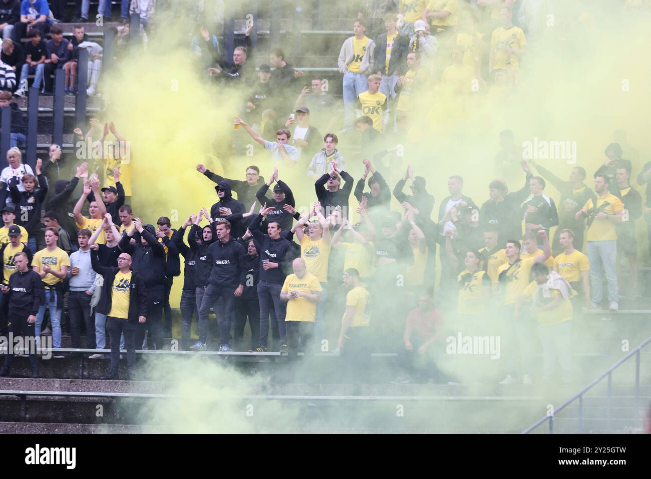 Gelsenkirchen, Deutschland. 04th Sep, 2024. firo : 04.09.2024, Football, Football, 2. Ligue, 2. Bundesliga, saison 2024/2025, test match FC Schalke 04 - NAC Breda Breda fans with Smoke Bombs Credit : dpa/Alamy Live News Banque D'Images