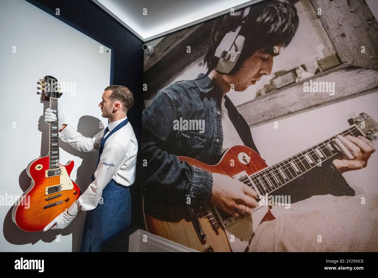 Londres, Royaume-Uni. 9 septembre 2024. Un technicien présente 'an Epiphone les Paul Standard Electric Guitar, détenu et utilisé par Noel Gallagher pendant les sessions précédant l'enregistrement final d'Oasis' 1994 premier album 'Definally Maybe' at Sawmills Studio' par Noel Gallagher / Oasis (est. £60 000 - 80,000) lors d'un aperçu aux galeries Sotheby's New Bond Street de leur première vente aux enchères en ligne Popular culture. Les offres sont clôturées le 12 septembre. Credit : Stephen Chung / Alamy Live News Banque D'Images