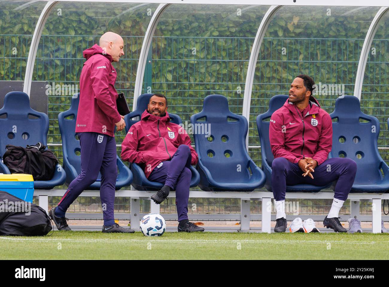 Enfield, Royaume-Uni. 09th Sep, 2024. L'entraîneur de l'Angleterre Joleon Lescott s'entretient avec l'entraîneur de l'Angleterre Ashley Cole et le manager de l'Angleterre Lee Carsley lors de la séance d'entraînement de l'Angleterre avant le match de Finlande au terrain d'entraînement de Tottenham Hotspur, Enfield, Angleterre, Royaume-Uni le 9 septembre 2024 crédit : Every second Media/Alamy Live News Banque D'Images