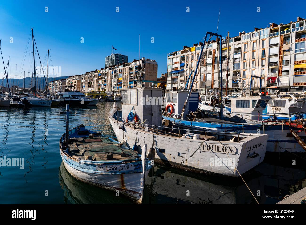 La frontale du port de Toulon, de l'architecte Jean de Mailly, construite et achevée dans les années 1950, suite à la dévastation du port durant Banque D'Images