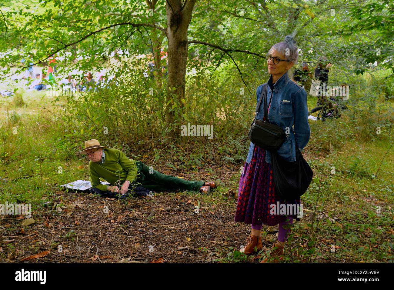 Un couple à Hyde Park écoute les discours prononcés à la fin d'une marche pro-Palestine dans le centre de Londres. 7 septembre 2024. Banque D'Images
