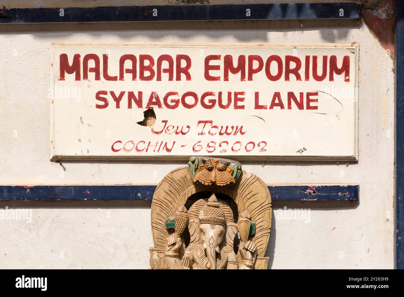 Inde, Kerala, Kochi (Fort Cochin), Malabar Emporium sur le panneau de signalisation Synagogue Lane Banque D'Images