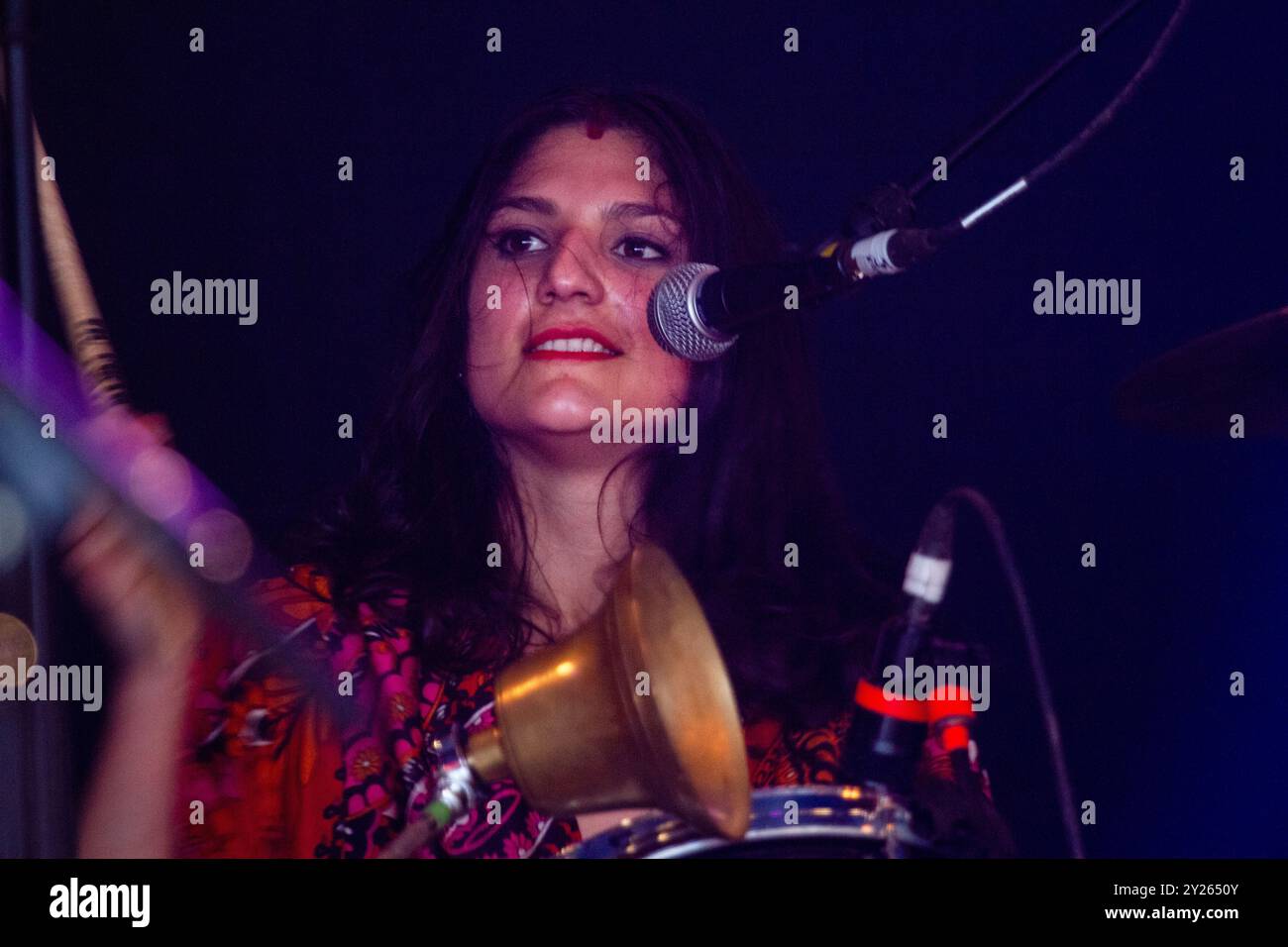 ISLET, CONCERT, 2012 : Emma Daman Thomas chanteuse et bassiste du groupe de pop psychédélique gallois ISLET jouant un concert en direct sur le Far Out Stage au Green Man Festival 2012 à Glanusk Park, Brecon, pays de Galles, août 2012. Photo : Rob Watkins. INFO : Islet est un groupe gallois connu pour sa musique innovante et défiant les genres qui mélange rock psychédélique, pop expérimentale et éléments électroniques. Leur son dynamique se caractérise par une approche libre, créant des paysages sonores immersifs et imprévisibles et des performances live captivantes. Banque D'Images