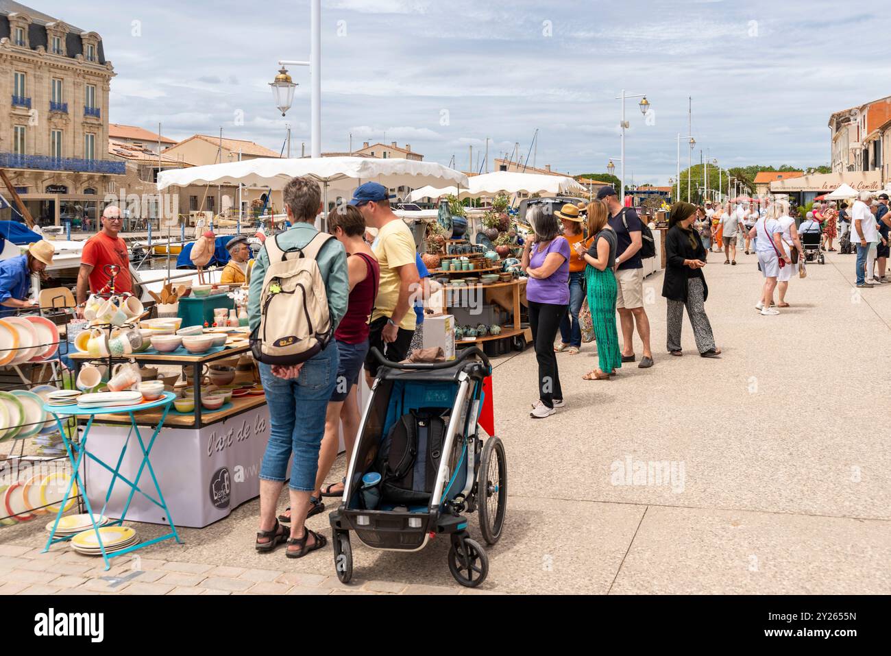 Marché artisanal et potier mis en place autour du quai, Marseillan, Hérault, Occitanie, France, Europe Banque D'Images